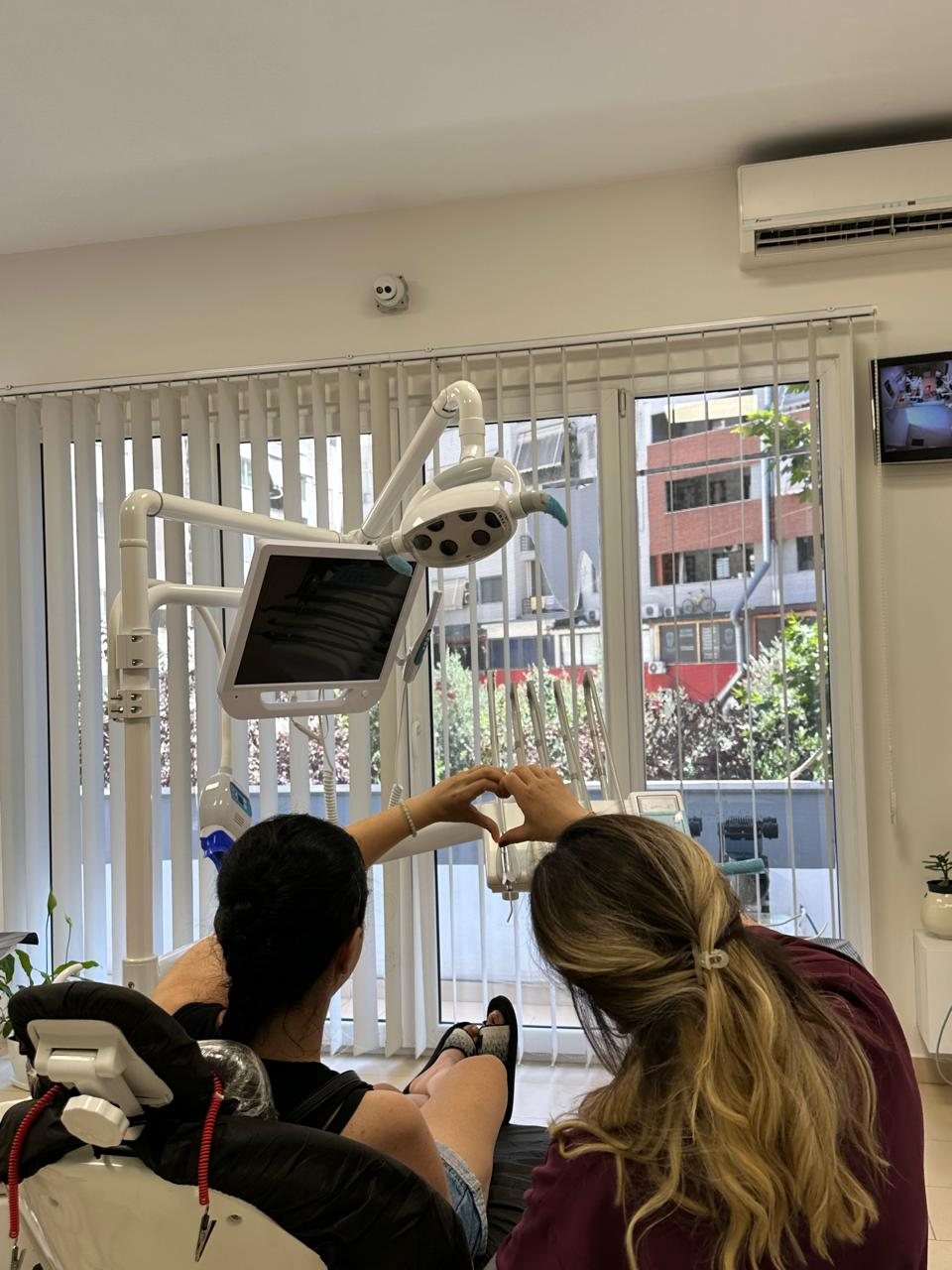 Ασθενής σχηματίζει καρδιά με τη γιατρό