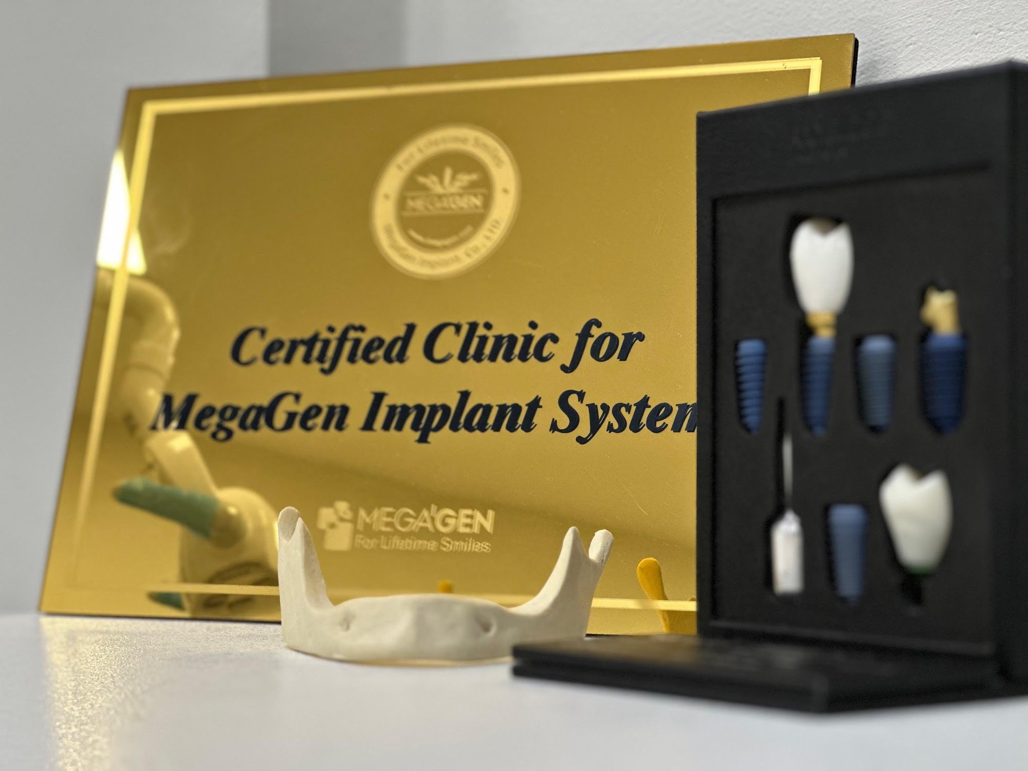 Πινακίδα πιστοποιημένης κλινικής MegaGen