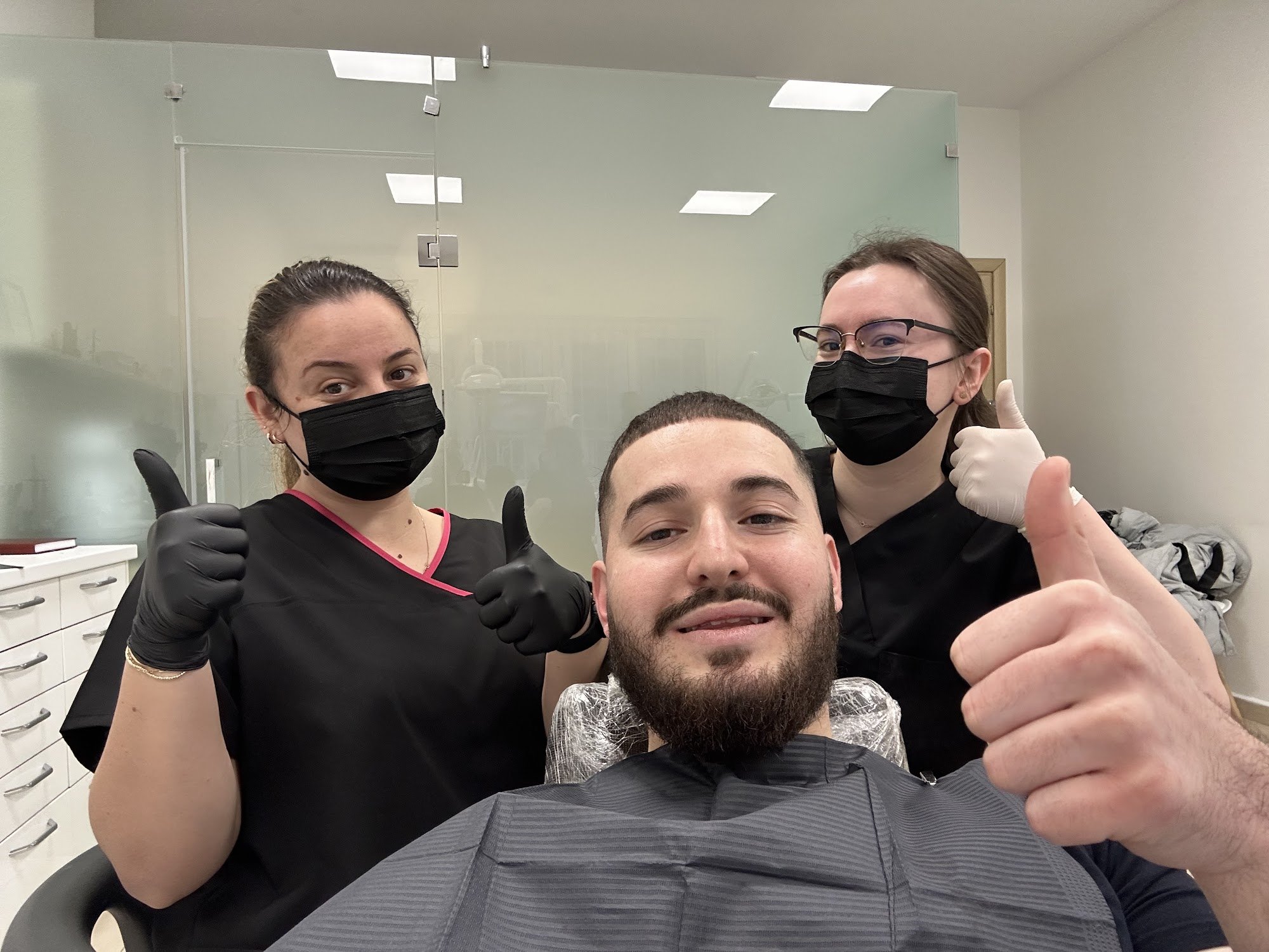 Η ομάδα της Saliasi Dental με μια ασθενή
